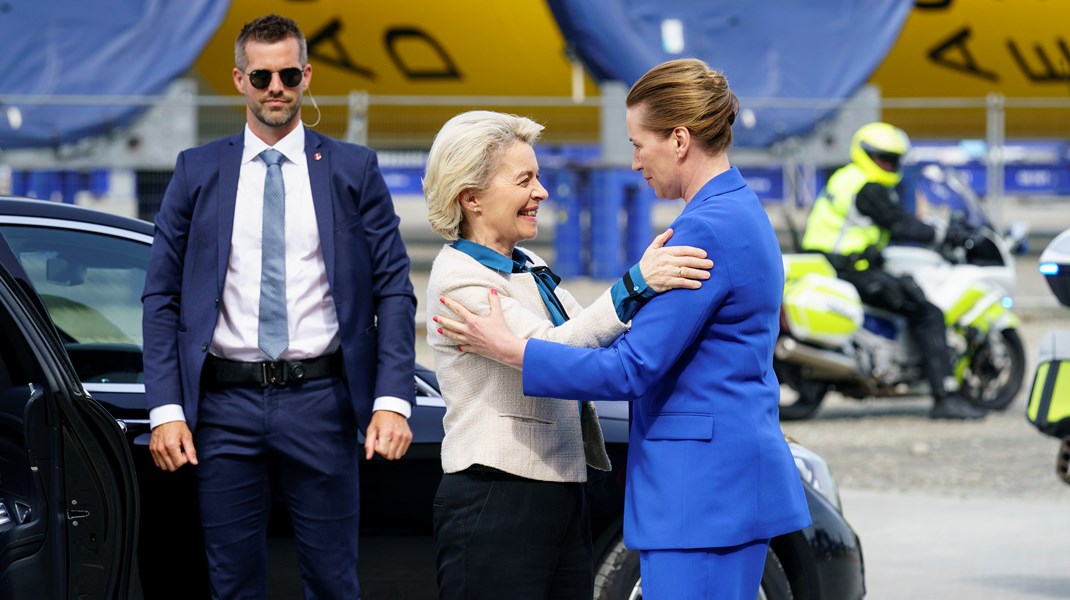 Termansen skriver, at Ursula von der Leyen og Mette Frederiksen har kastet det sidste disciplineringsmiddel over for Polen under bussen. Men sådan forholder det sig langt fra, skriver Jens Mørch.