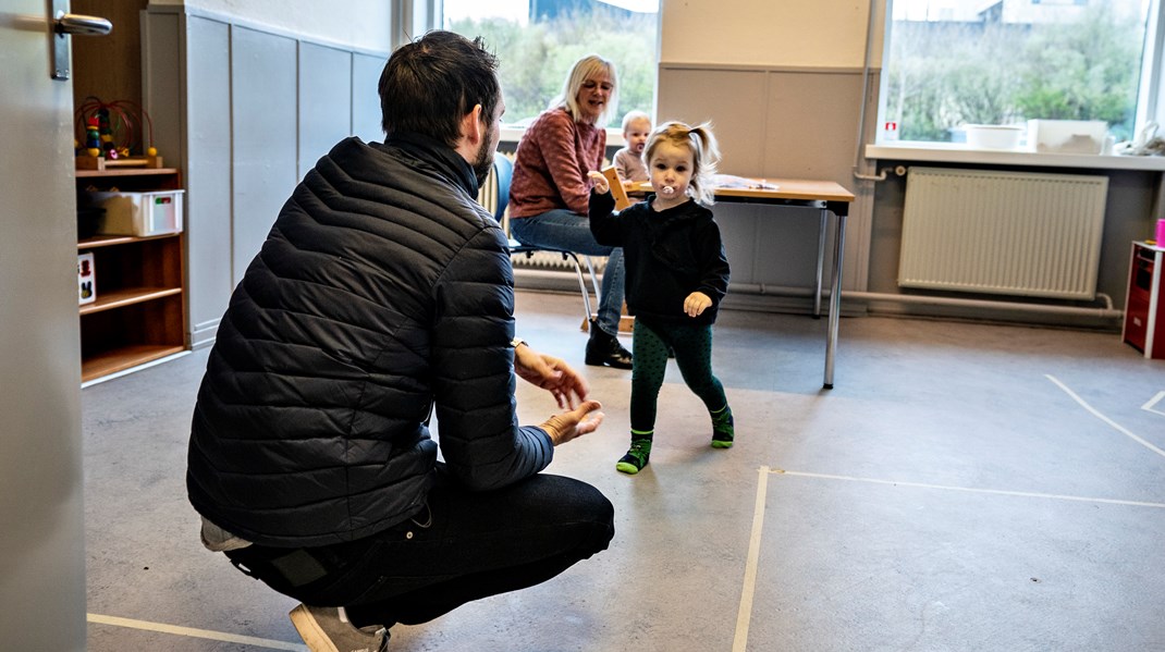 Vi skal fastholde dygtige pædagoger i daginstitutionerne, skriver Jon Østergaard Eilenberg og Lena Lindbjerg Sperling. 