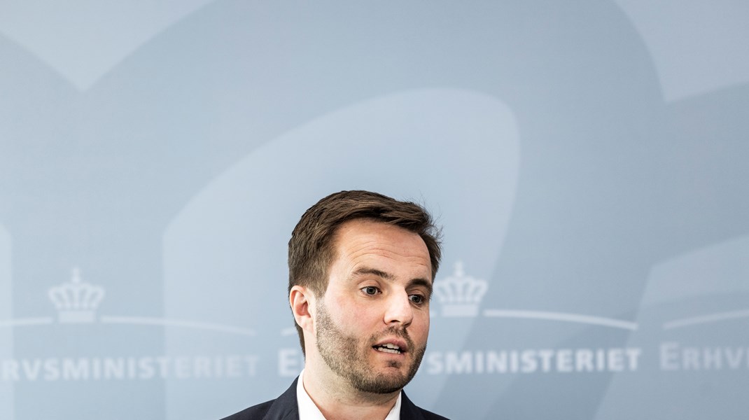 Ifølge SF og Enhedslisten udskyder erhvervsminister Simon Kollerup iværksætterforhandlingerne til efter sommerferien. Selv er ministeren tavs. Arkivfoto. 