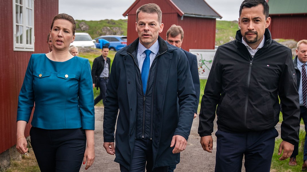 Danmarks statsminister Mette Frederiksen (t.v.), Færøernes landsstyreformand Bárður a Steig Nielsen (i midten) og Grønlands landsstyreformand Múte B. Egede (t.h.) ved dette års rigsmøde på Færøerne i juni.