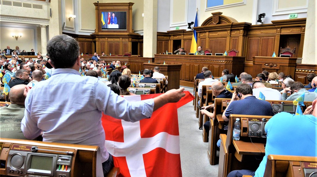 I en video-transmitteret tale til det ukrainske parlament tirsdag forsikrede statsminister Mette Frederiksen (S) om Danmarks støtte til at give Ukraine status som kandidat til EU-medlemskab. 