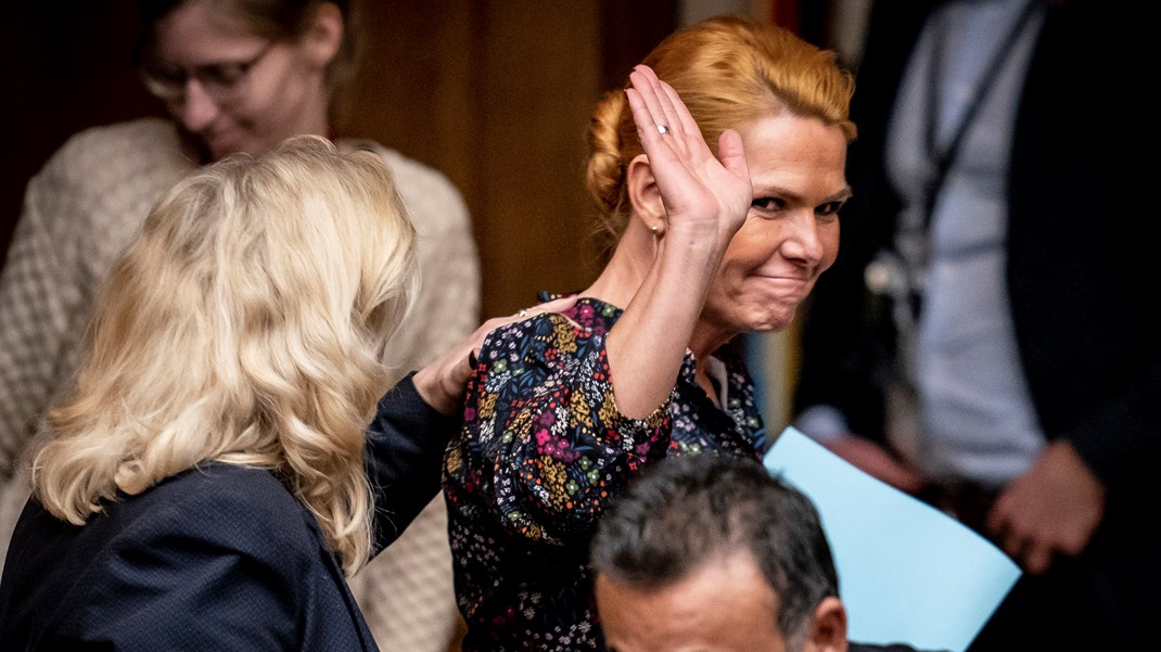 Inger Støjberg vinker farvel til folketingskollegaerne, efter at et flertal har erklæret hende uværdig til at sidde i Folketinget. 