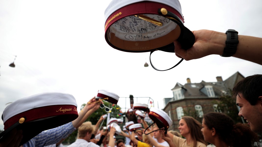 Når studenterne kommer ned fra vognen, når de
søvndrukne og bagstive igen og igen møder morgensolen efter nætternes fester, når
de efter sommerferien skal se virkeligheden i øjnene, møder de også
vanskeligheden, skriver Pia Søltoft.