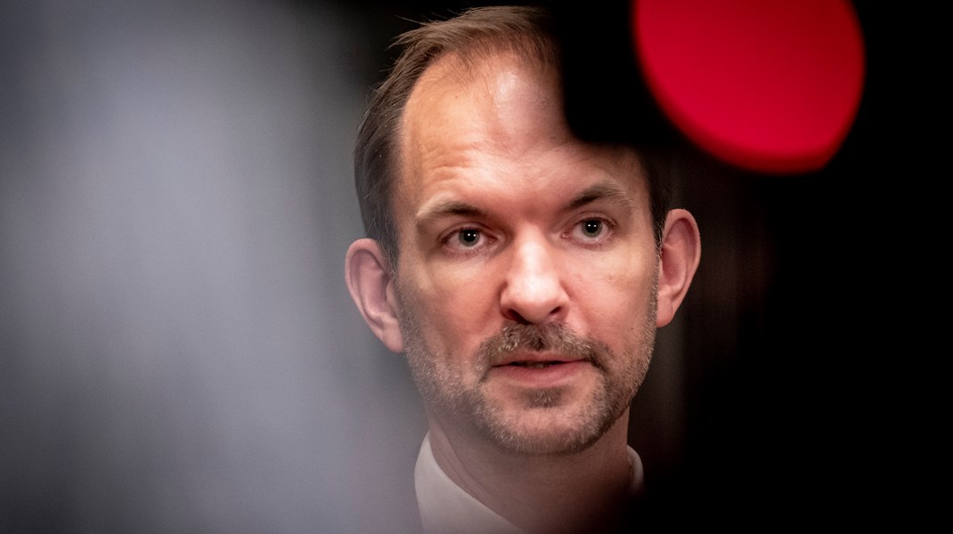 Klimarabatten til pluginhybridbiler fortsætter, selvom den har mødt kritik. Skatteminister Jeppe Bruus (S) forsvarer afgiftsrabatten med, at den årligt udfases.