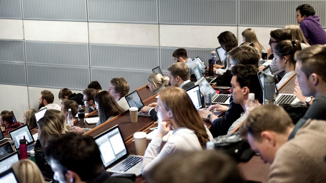 Helt konkret skal færre elever i gymnasiet og endnu færre skal være studerende på universiteterne, skriver Rasmus Ulstrup Larsen.