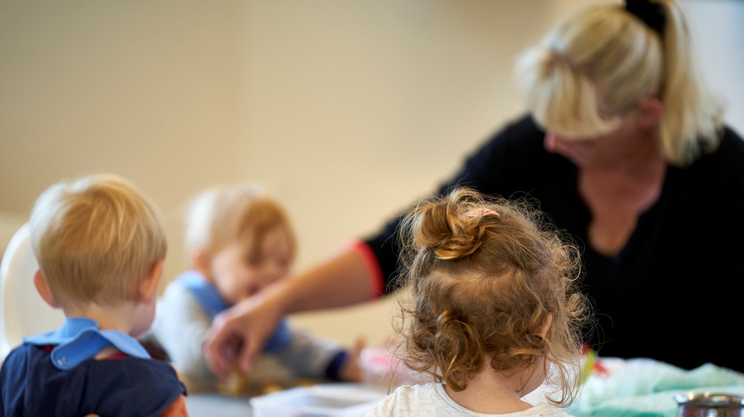 Pædagogstuderende er ofte ældre og mere veletablerede end andre studerende, og derfor er det svært for dem at starte på en uddannelse og æde det indkomsttab der er forbundet med det i disse år, lyder det fra de pædagogstuderende. 