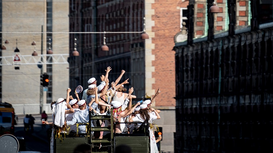 Gruppepres og eksklusion af elever, der ikke ønsker at indtage alkohol, er aldrig i orden. Den opdragelse, der skal til for at forhindrer det, er ikke kun skolens ansvar, skriver Malene Grandjean.