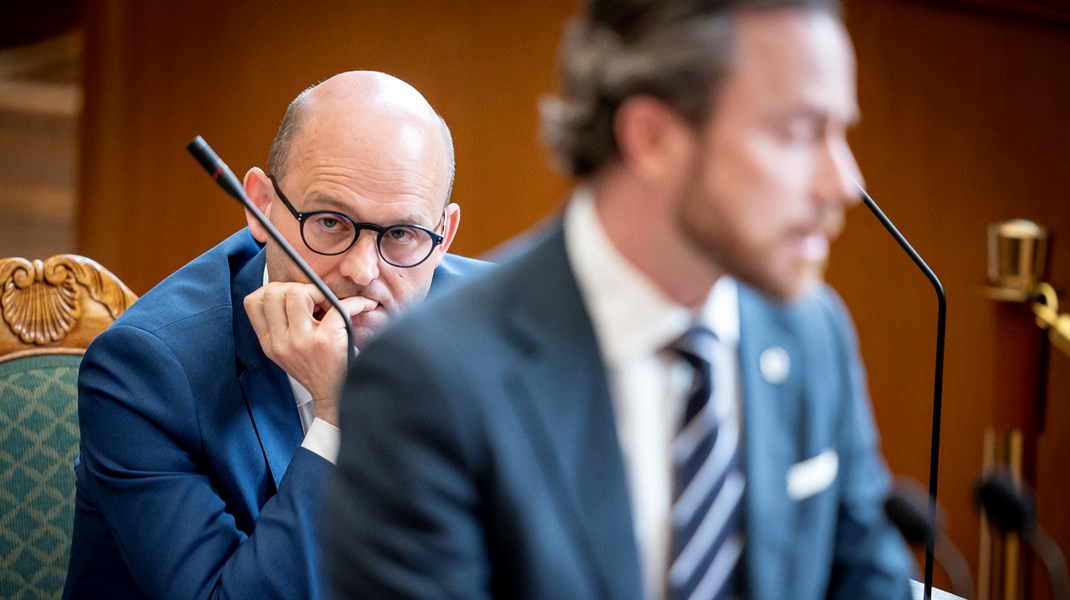 Det har vist sig svært – ikke umuligt, men svært – for Socialdemokratiet at slå Venstre de seneste 20 år. Men en mørkeblå konservativ, der gerne vil slås med skattelettelser mod velfærd? Det glæder man sig til i Socialdemokratiet. Pape har dermed også indgydet ny kampgejst i en regering, hvor der blandt visse af ministrene ellers havde indfundet sig en vis nervøsitet.