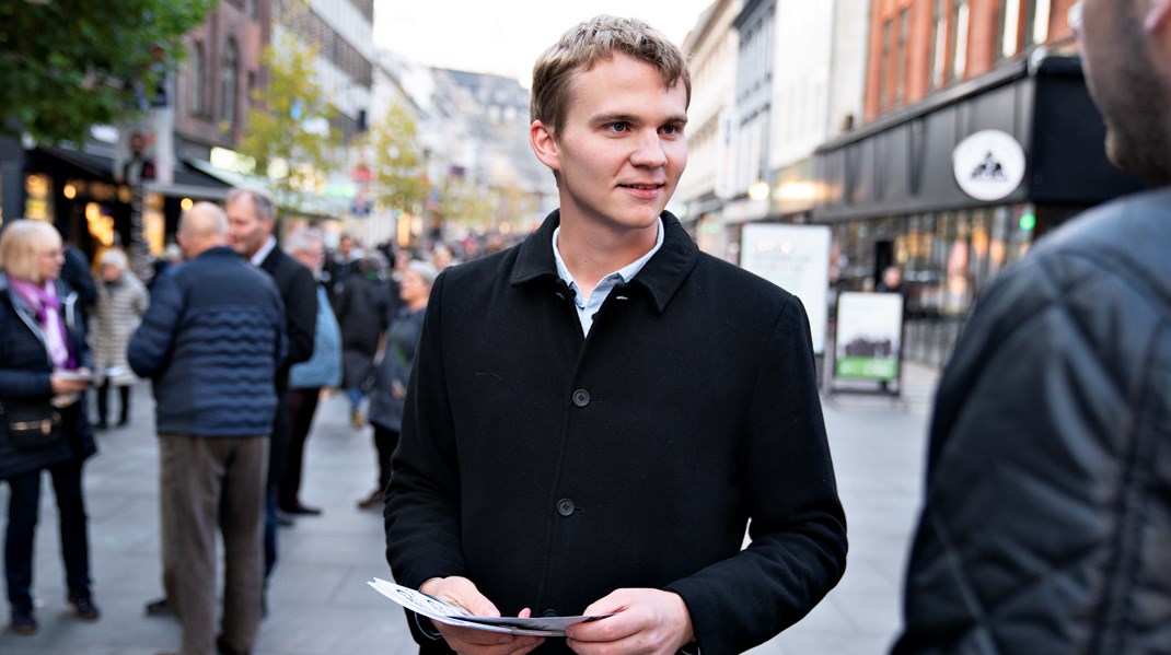 Jakob Søgaard Clausen, medlem af Aarhus Byråd, trak sig fredag den 19. august som medlem af Dansk Folkeparti.