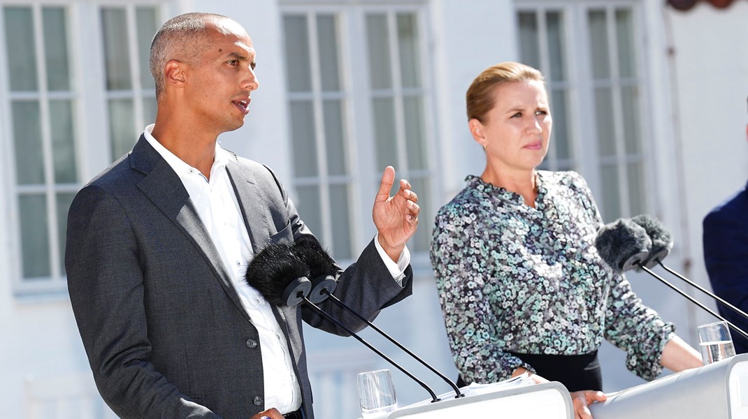 Statsminister Mette Frederiksen (S), justitsminister Mathias Tesfaye (S), beskæftigelsesminister Peter Hummelgaard (S) og udlændinge- og integrationsminister Kaare Dybvad (S) præsenterede tirsdag et nyt bandeudspil på et pressemøde på Marienborg. Det møder kritik af to eksperter.