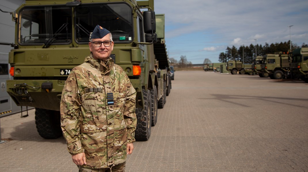 Forsvarschef general Flemming Lentfer foran køretøjer ved Trænregimentet i Aalborg.