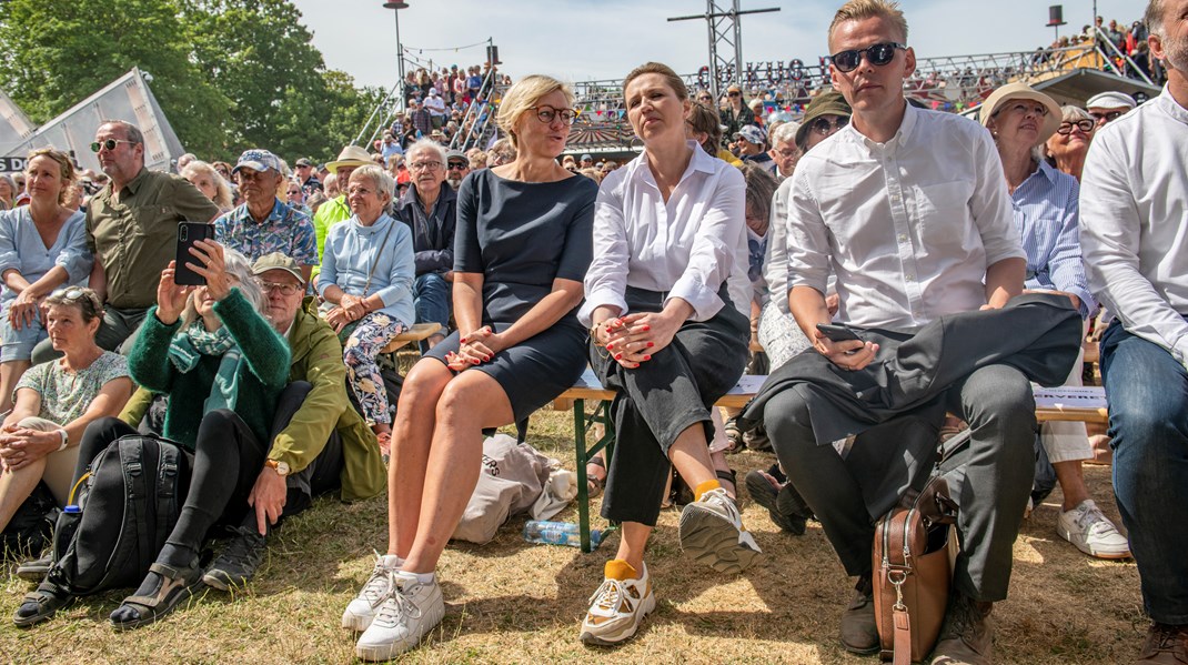 Nogle civile aktører kan føle sig nødsaget til at være tilbageholdende med kritik af politikere eller myndigheder af frygt for at miste bevillinger. Vibe Klarup - her sammen med Statsminister Mette Frederiksen (S) til årets Folkemøde, er enig i, at det er problematisk, men minder samtidig om, at danske civilsamfundsorganisationer har priviligerede forhold, sammenlignet med andre lande.  