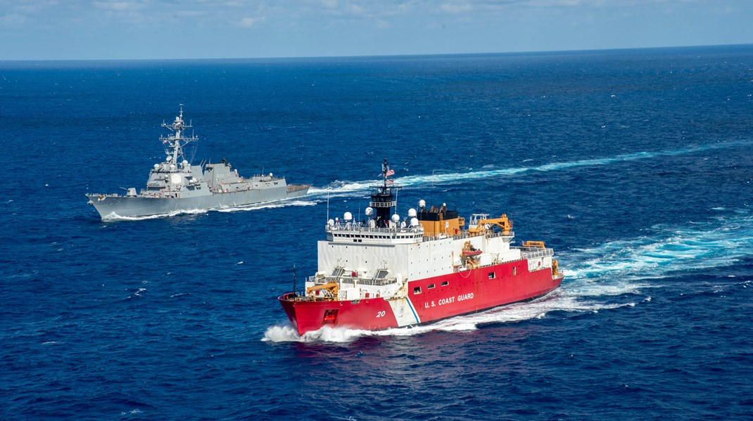 U.S. Coast Guards isbryder USCGC Healy og Arleigh Burke-klasse destroyeren USS Jason Dunham i Atlanterhavet. 