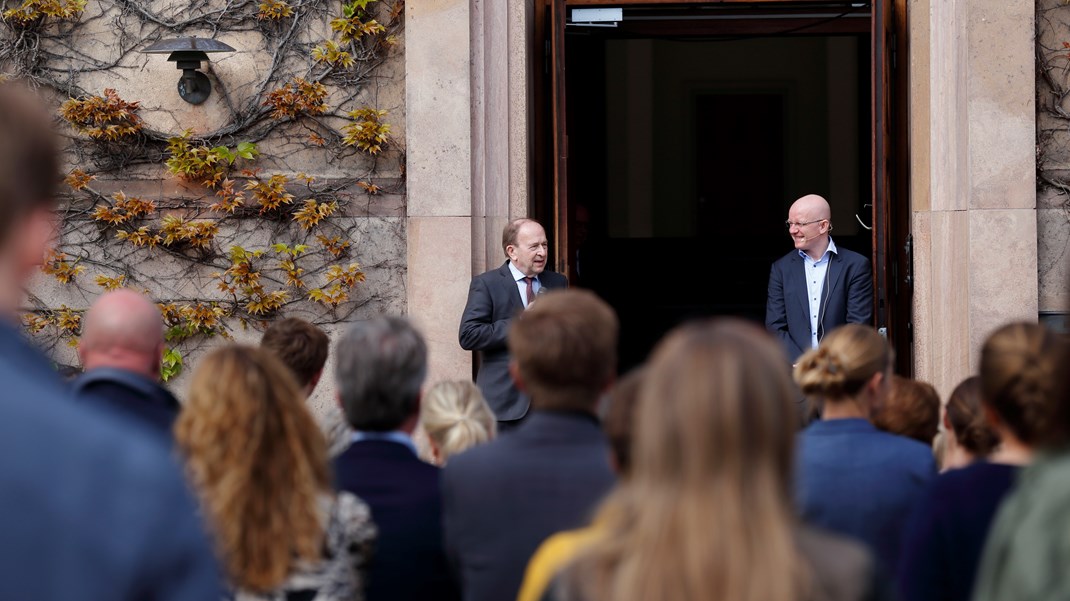 Gentofte-borgmester Hans Toft (K) rasede over udligningsreformen, som tog penge fra hans kommune og sendte andre steder ud i landet. Nu står hans afløser og partifælle Michael Fenger (th.) i spidsen for et budget for 2023 med ønske om at kunne hæve skatteindtægterne med knap 33 millioner kroner.