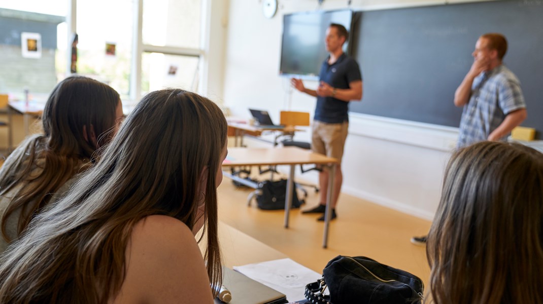 Politikerne bør arbejde for en ambitiøs renoveringsplan for de offentlige bygninger, som både sætter fokus på udfasning af de fossile brændsler, og som også giver et godt indeklima i bygningerne, skriver Tina Mayn og Anders Stouge.