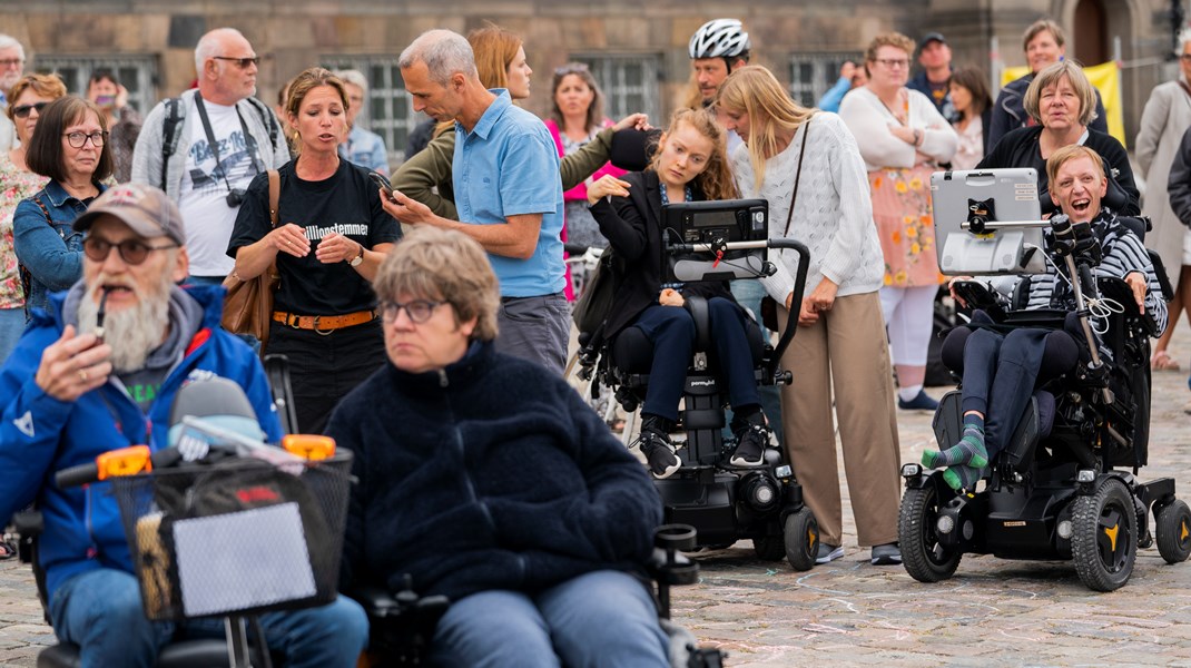 Monica Lylloff (tv m sort t-shirt) til demonstration på Christiansborgs Slotsplads. Hun er tæt på at opgive kampen for at ændre forholdene på handicapområdet