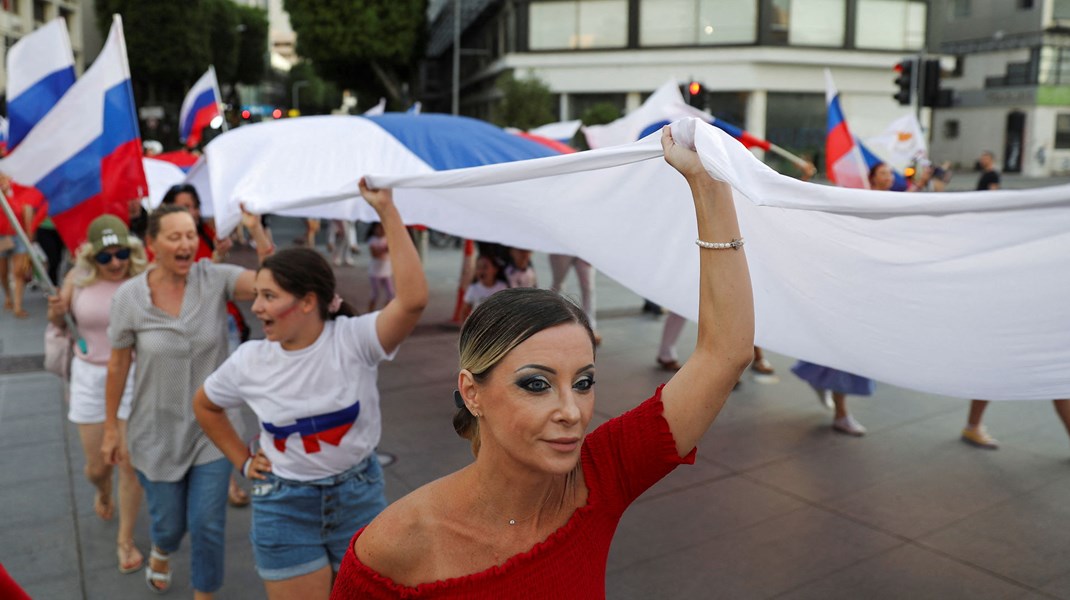 Russere på Cypern fejrede i juni deres flagdag. Der bor omkring 50.000 russere på øen. Cypern er ét af de lande, som ikke støtter et europæisk forbud mod at give russere turistvisum.