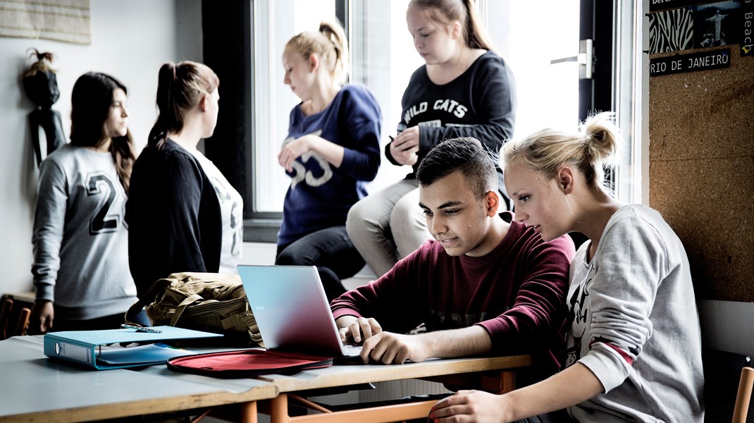 Vejen til stemmeboksen kan virke lang for unge – særligt på erhvervsuddannelserne. Blandt erhvervsskoleelverne er valgdeltagelsen 13 procentpoint lavere end blandt jævnaldrende på de gymnasiale uddannelser, skriver Christine
Ravn Lund.