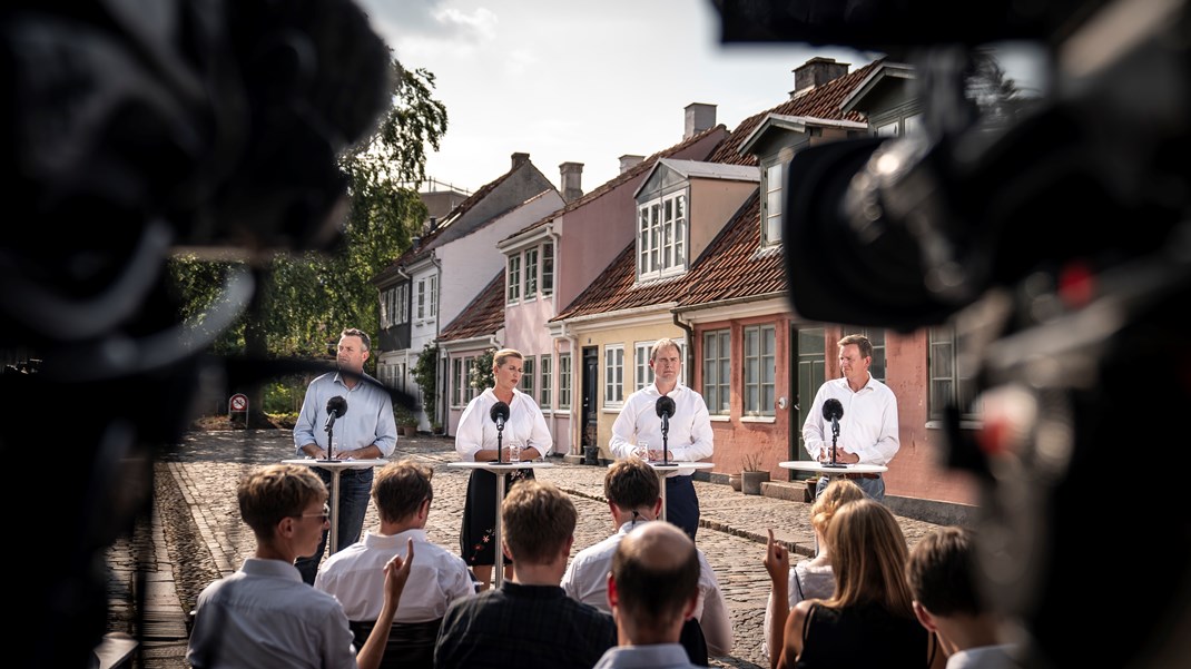 Medier og politikere uddyber kløften mellem hinanden med kollektiv mistænkeliggørelse og uklædelige verbale håndgemæng i den politiske skolegård. Ekstra Bladets nyudpegede chefredaktør, Asger Juhl, ramte bunden af skolegårds-slagsmålet med udtalelser om, at magthavere per definition efter nogen tid begynder at misbruge deres magt.