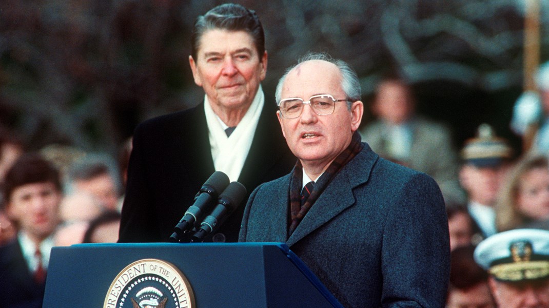 Den amerikanske præsident Ronald Reagan og Mikhail Gorbatjov i 1987 under et nedrustningsmøde i Det Hvide Hus. 