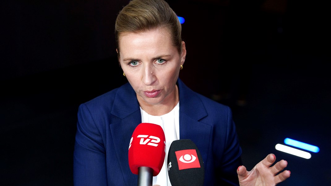 Mette Frederiksen (S) på vej ind til DR's debat mellem statsministerkandidaterne søndag aften.