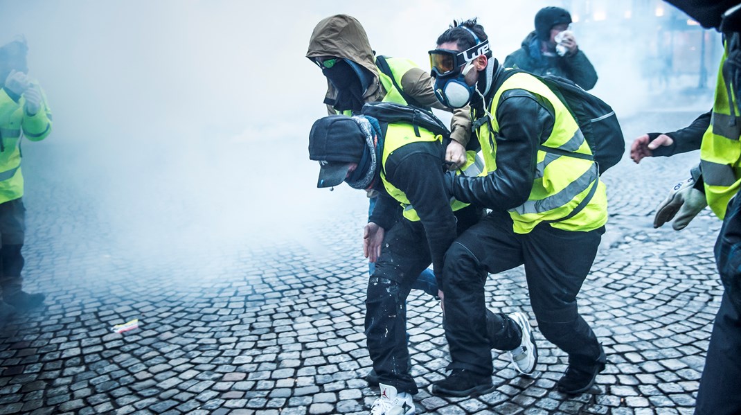 Politikere står i kø for at overbyde hinanden med fossile subsidier og gaver til borgerne, fordi politikerne frygter nye opstande med gule veste, skriver Bjarke Møller.