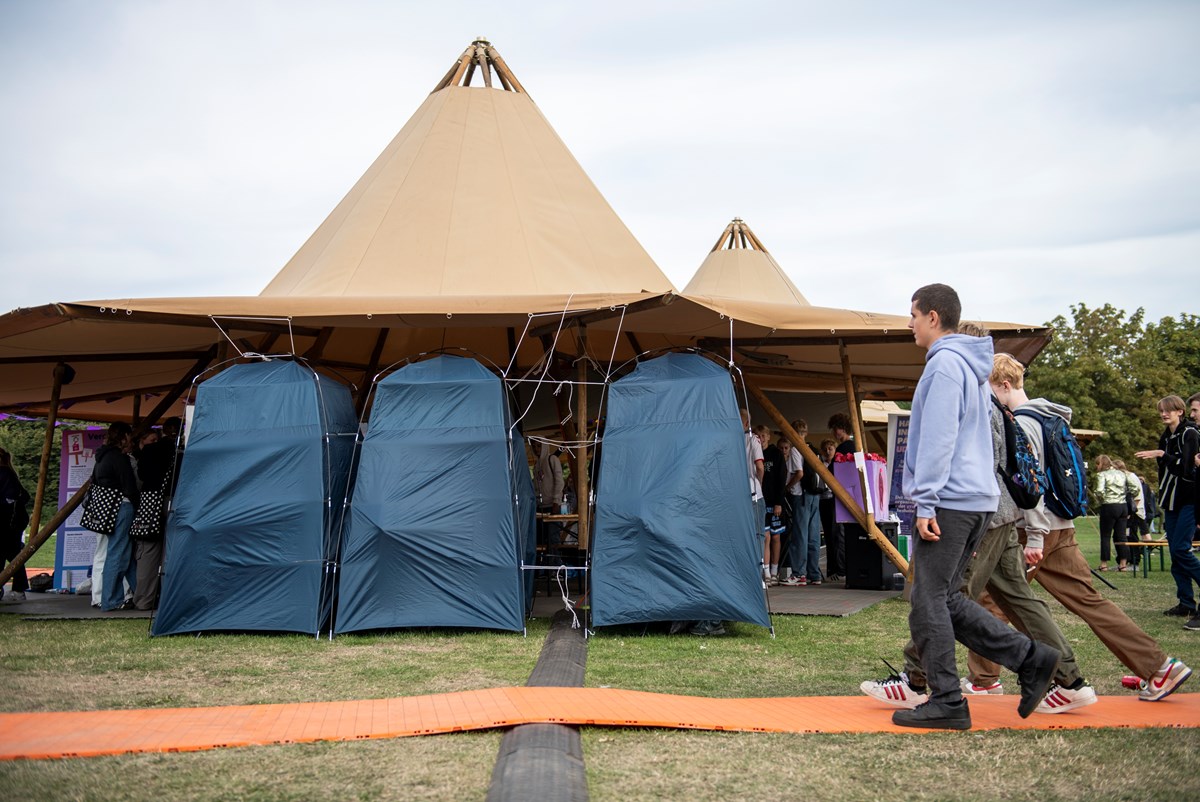 Disse tre anonyme telte er fra Aids-fondet. Et såkaldte Checkpoint. Her kan man som LGTB+ eller ung mellem 15-29 år få et test-kit til skrab (test)for klamydia og gonorré. Teltene bruges flittigt af mange tilfredse besøgende. 