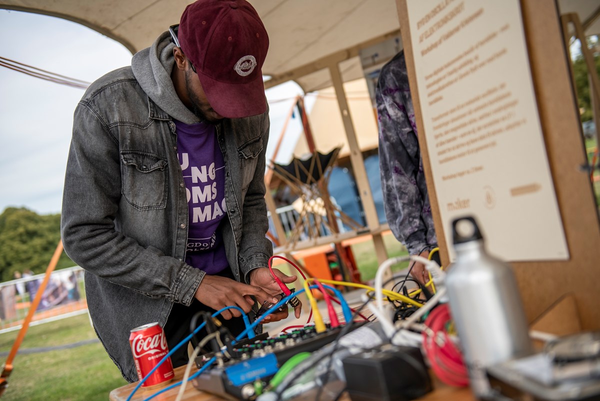 I Makerzone flyder urytmiske, dybe scratch-lyde fra en Soundboks. Her bydes blandt meget andet på workshop, hvor deltagerne transformerer elektronisk skrot til noget andet. Her forvandles en computerharddisk til en oscillator - en tonegenerator.