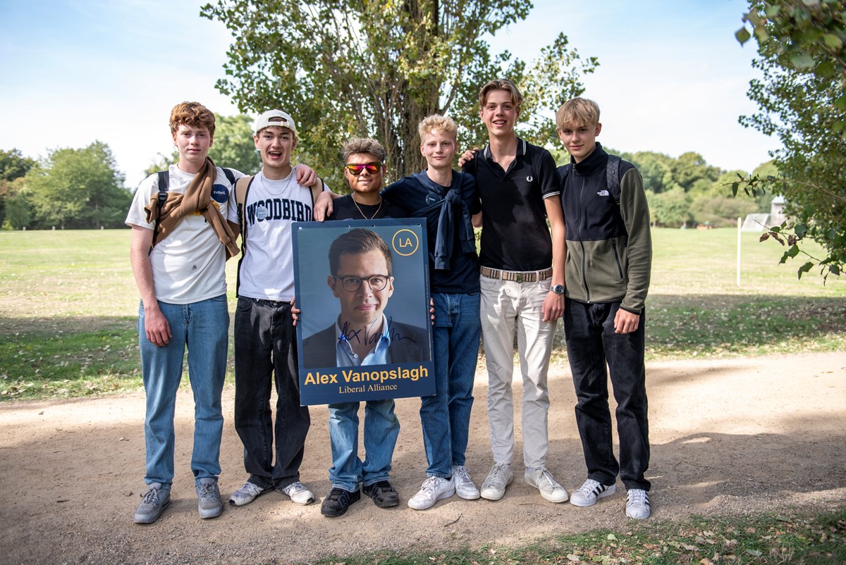 Disse unge mænd fra Kerteminde efterskole var klar, da Alex Vanopslagh holdt tale præcis 11:55. De forlod folkemødet iført LA-klistermærker med teksten 