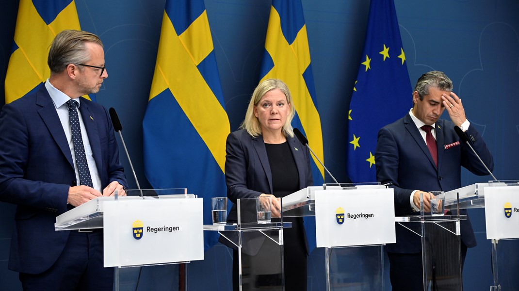 Den nuværende Statsminister Magdalena Andersson, finansminister Mikael Damberg og energi- og digitaliseringsminister Khashayar Farmanbar under et pressemøde.