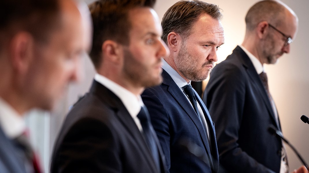 På et pressemøde torsdag i Eigtveds Pakhus i København præsenterede Dan Jørgensen, klima- energi- og forsyningsminister, Simon Kollerup, erhvervsminister, Jeppe Bruus, skatteminister og Kristoffer Böttzauw, direktør i Energistyrelsen tiltag mod at sikre Danmark forud for en mulig forsyningskrise.