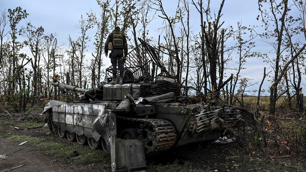 En ukrainsk soldat står på en forladt russisk tank i udkanten af den nyligt generobrede by Izyum i Kharkiv-regionen.