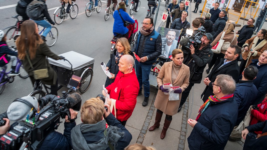 At stå og dele flyers ud - hvor og med hvem - som her, Sofie Hæstorp, Mette Frederiksen og Henrik Appel på Dronning Louises Bro, skal være en ud af mange velplanlagte og gennemtænkte nedslagspunkter i en kampagneplan, ifølge en kampagneveteran, som deler ud af sin viden. 