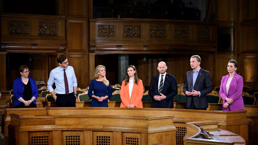 Danske politikere bør besinde sig og fokusere på danskernes sikkerhed og tryghed, skriver chefredaktør for Polennu, Jens Mørch. 