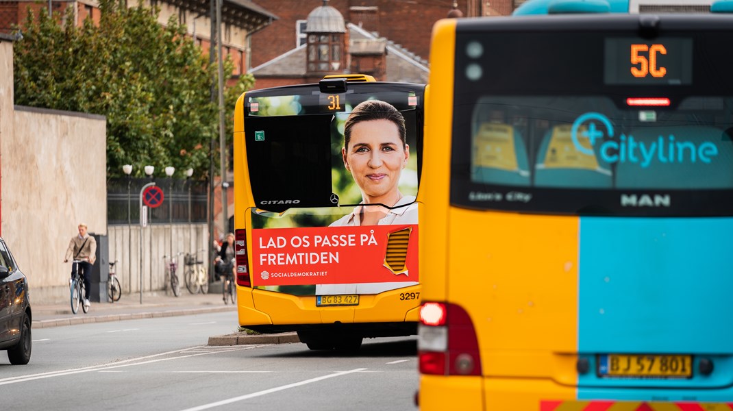 Hvis det er ministerens holdning, at reklamer er totalt overflødige og uden effekt, så kan det jo undre, at samtlige af Folketingets partier præger siderne på busserne i øjeblikket, skriver Charlie Stjerneklar.