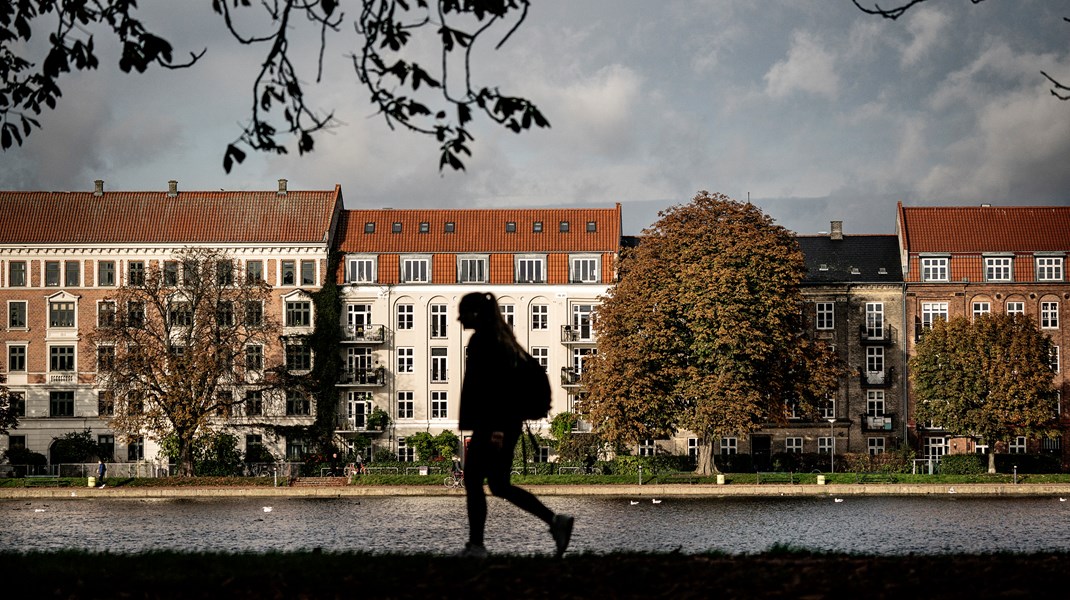 Når billige boliger bliver trukket ud af markedet, skubbes politibetjenten, pædagogen og den studerende ud af byen. Det er både dårligt for den enkelte og for sammenhængskraften i vores land, skriver boligordfører Halime Oguz (SF).