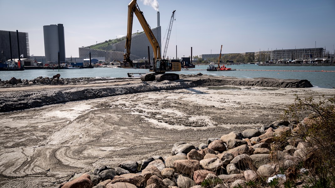 Gråt skum fyldt med tungmetaller og tjærestoffer dukkede pludselig op i vandoverfladen i forbindelse med anlægsarbejdet af Lynetteholmen. Arbejdet risikerer at øge risikoen for iltsvind i Østersøen, skriver Maria Reumert Gjerding.