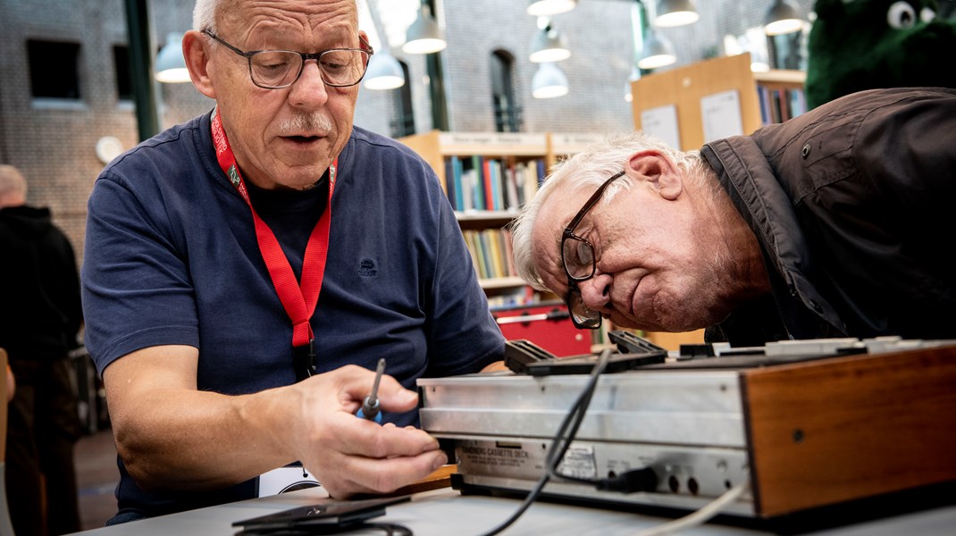 Skrappere krav til producenter om at gøre det muligt at reparere deres produkter er en af grundstenene i cirkulær økonomi. Her er vi på reparationscafé på Holstebro Bibliotek. 