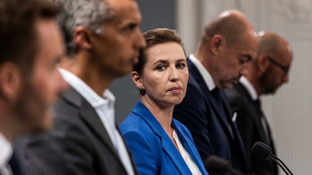 Mette Frederiksen var flankeret af fire andre ministre, da hun holdt pressemøde om Minkkommissionens rapport. Det blev af mange opfattet som et udtryk for statsministerens modvilje mod egentlig at beklage forløbet  