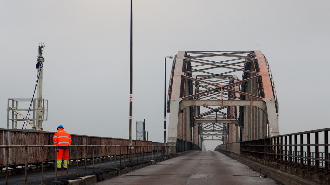 Der bliver ikke kun gamblet med vores udenlandske kollegaers rettigheder, men også deres liv. På Storstrømsbyggeriet alene har Arbejdstilsynet givet hele 140 alvorlige påbud, skriver Palle Bisgaard.