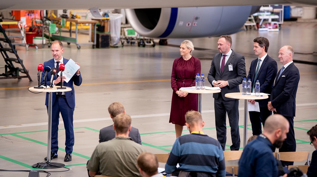 Regeringen vil indføre en flyafgift på 13 kroner per passager på alle afgange fra danske lufthavne. For lavt, lyder det fra flere sider. 