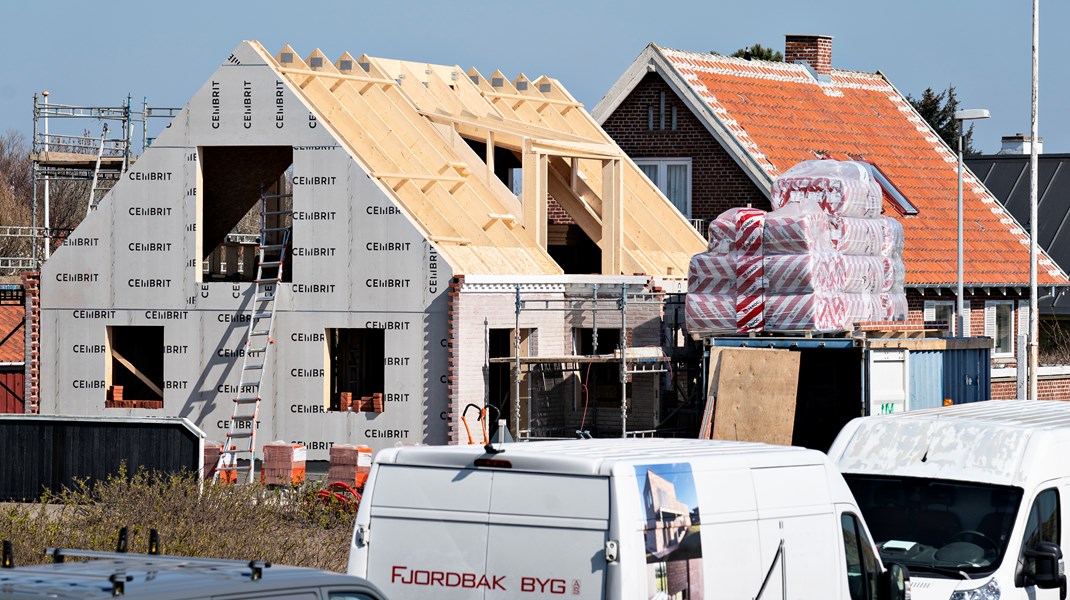 Inflation og stigende renter betyder, at danskernes lyst til at gennemføre større investeringer i boligen falder, vurderer DI. 