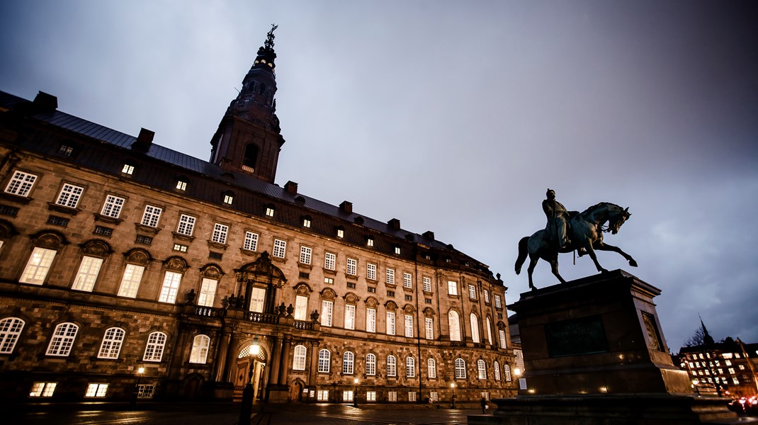 Normalt bliver man allerede i Vandrehallen omsluttet af et herligt mylder af folkevalgte, partiansatte, journalister og lobbyister, men i valgkampen bliver Borgen pludselig mere stille, skriver Jacob Bruun. 