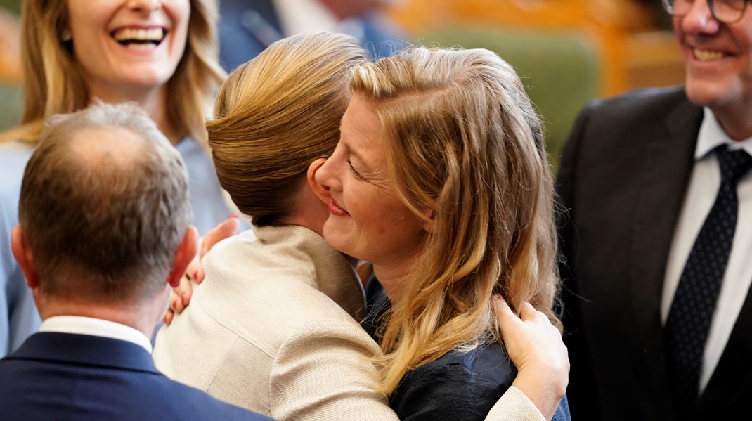 Mette Frederiksen (S) og Sofie Carsten Nielsen (R) til Folketingets åbning. Radikale holder fast i, at de vil vælte regeringen, hvis ikke Mette Frederiksen udskriver valg i denne uge. 