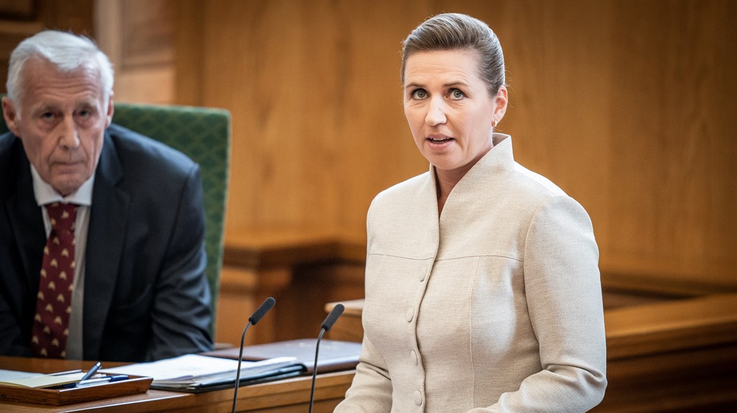 Mette Frederiksen (S) bør tænke sig om, før hun selv vil bestemme, hvad de danske piger har på, skriver kommunalpolitiker Sabrina Louise Christiansen (EL).