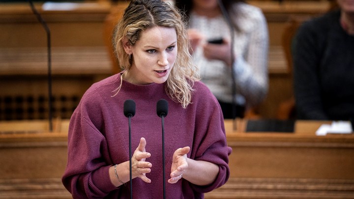 Pernille Skipper i folketingssalen, hvor der er spørgstime med statsminister Mette Frederiksen.