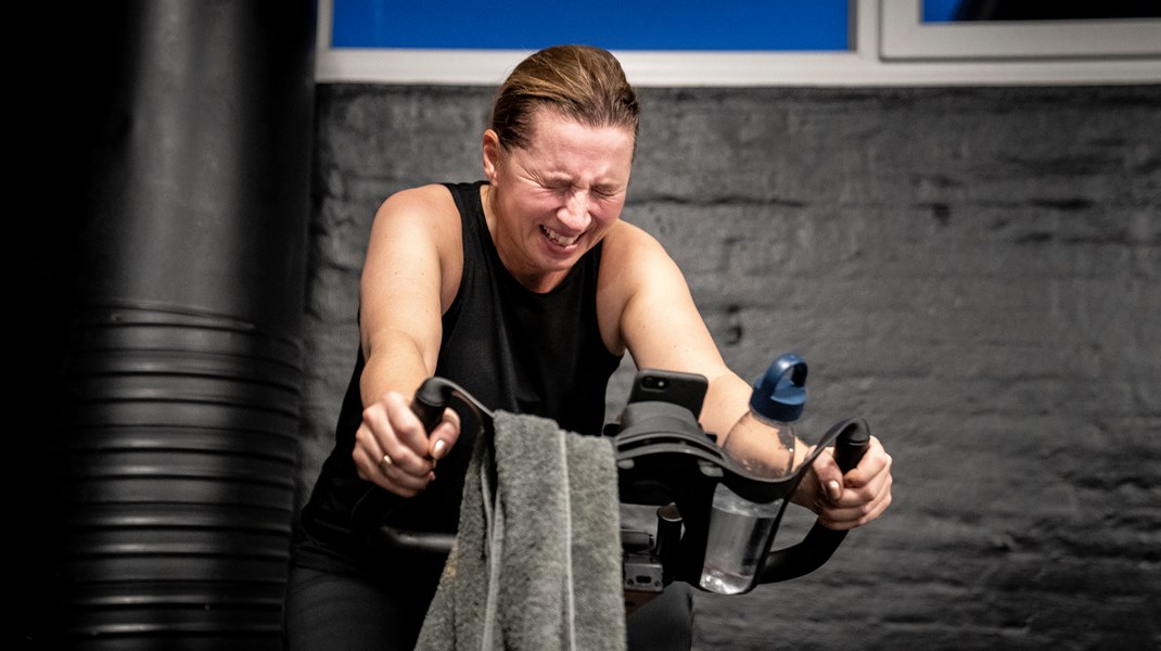 Mette Frederiksen starter dagen med en times spinning i Fitness World i Herlev, side om side med andre borgere, inden turen går videre mod København og statsråd med dronningen.