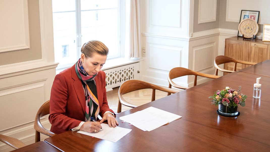 Mette Frederiksen underskriver de formelle dokumenter til Dronningen om udskrivelse af valg til folketinget i statsministeriet i København, kort tid inden hun skal i statsråd med dronningen og den øvrige regering.