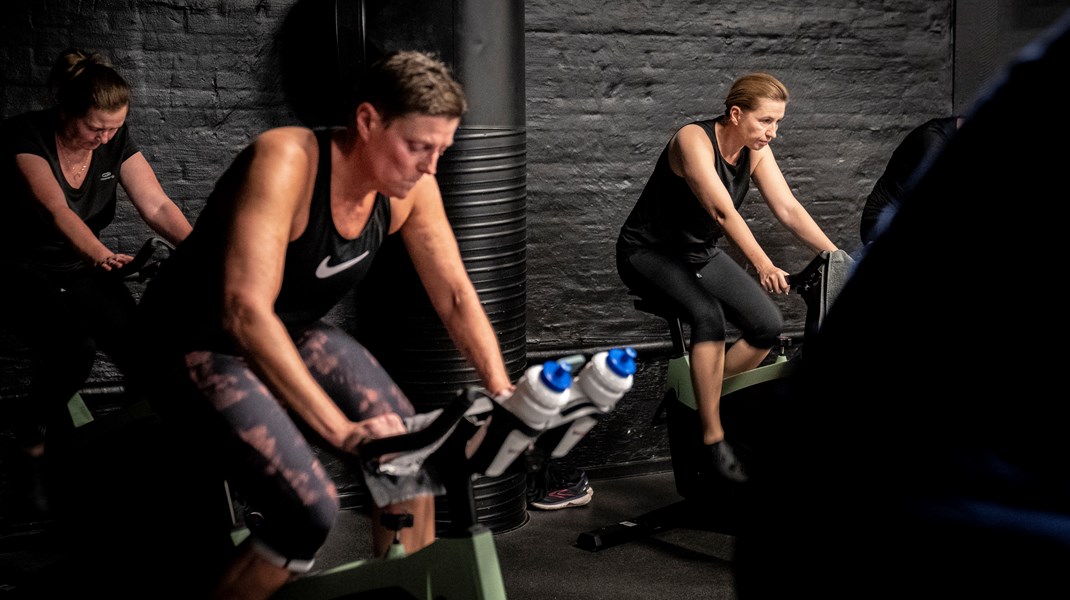 Klokken 06.03: statsminister Mette Frederiksen starter dagen med en times spinning i Fitness World i Herlev, side om side med andre borgere, inden turen går videre mod København og statsråd med dronningen, onsdag 5. oktober 2022