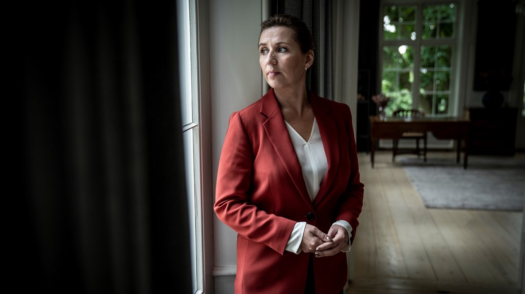 Statsminister Mette Frederiksen kigger ud på pressen kort efter, at hun har udskrevet valget.